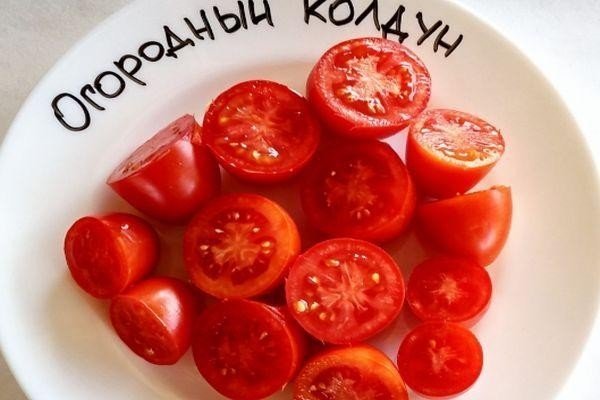Тарелка с томатами