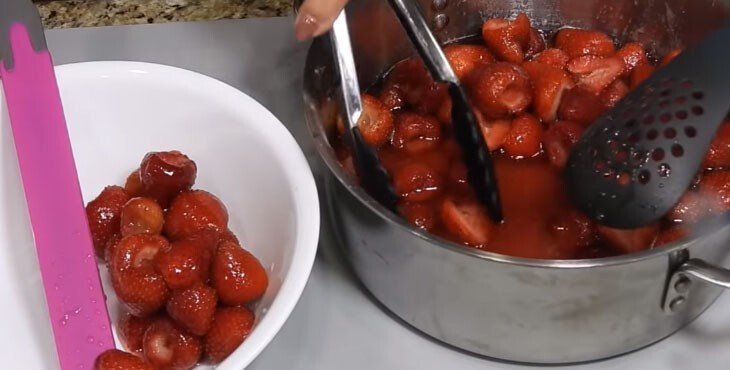 Варенье пятиминутка из клубники с целыми ягодами
