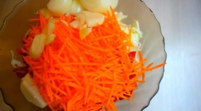 Лук нарезанный и морковь тертая