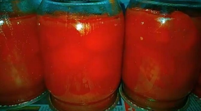 Маринованные помидоры в томатном соке в снегу