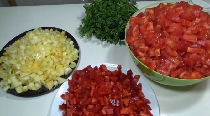Салат с сыром кубиками и помидорами