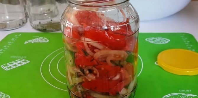 Слоеный салат на зиму из огурцов и помидоров перца болгарского