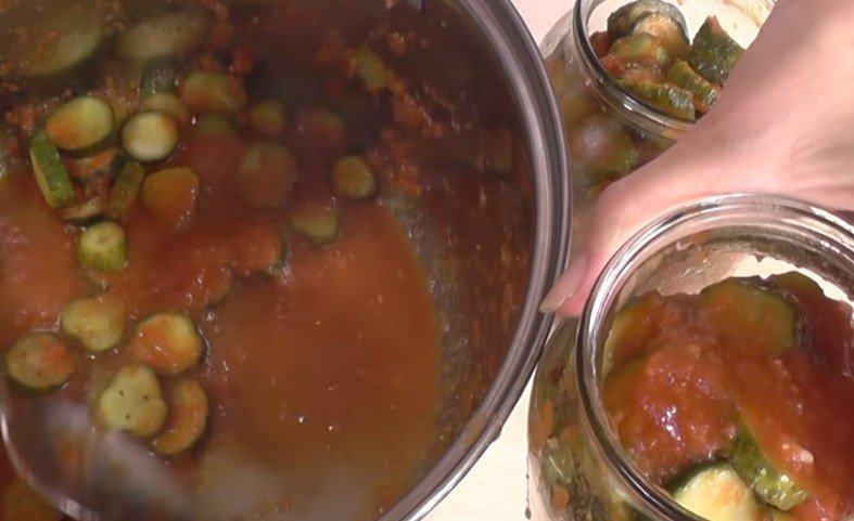 Салат из огурцов на зиму по грузински в томатной заливке