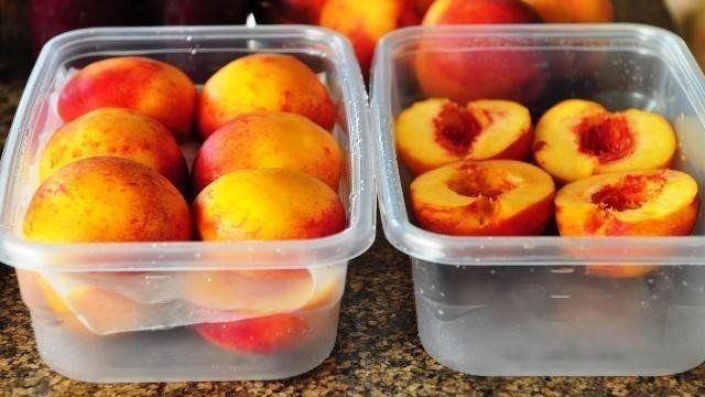 Как заморозить персики на зиму свежими в морозилке в домашних условиях