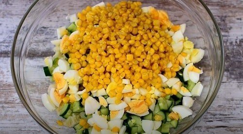 Столичный салат кукуруза