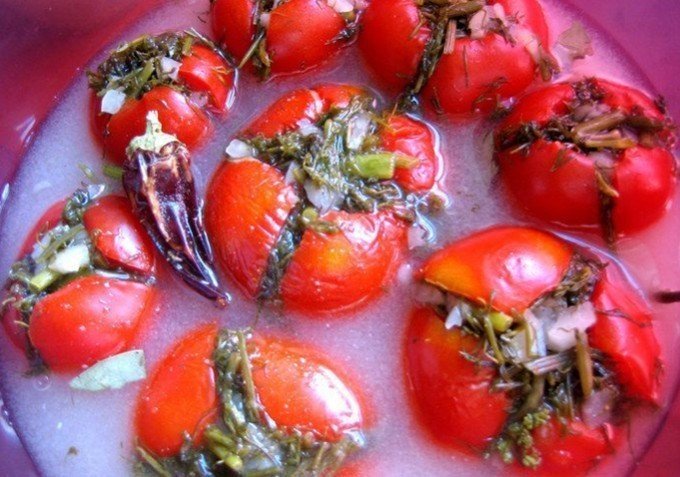 Малосольные помидоры черри с зеленью